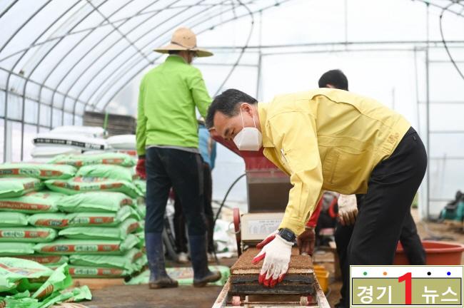 여주, 이항진 여주시장, 못자리 설치 농가 현장 방문 (2).jpg