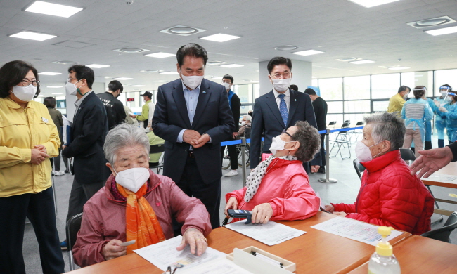 용인, 백군기 용인시장이 8일 만 75세 이상 어르신들의 코로나19 백신 접종이 시작된 처인구 코로나19예방접종센터에 방문해 어르신들과 이야기를 나누고 있다..jpg