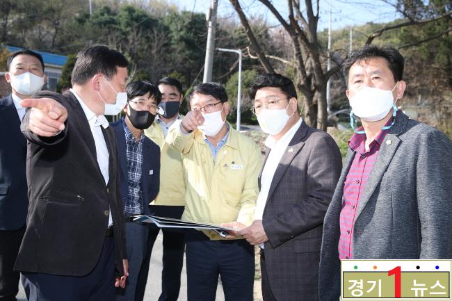 이천,  엄태준 이천시장이 도시계획도로 신규사업 현장을 돌러 보고 있다..JPG