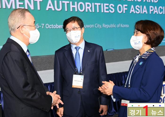 수원, 염태영 수원시장, 제4차 아·태 환경장관포럼 둘째날 장관급 본회의 개회식에서 손님 맞이 (1).JPG