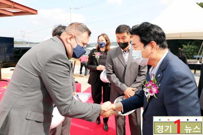 용인,  백군기 시장이 14일 처인구 원삼면 원삼일반산단 내 (주)나노엑스코리아 의료장비 반도체 생산 공장 사전 준공식에 참석에 란 폴리아키네 (주)나노엑스이스라엘 회장과 인사를 하고 있다..jpg