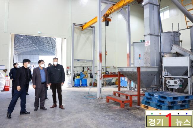 이천시장, 기업환경 개선사업 선정 중소기업 현장 방문 격려.jpg