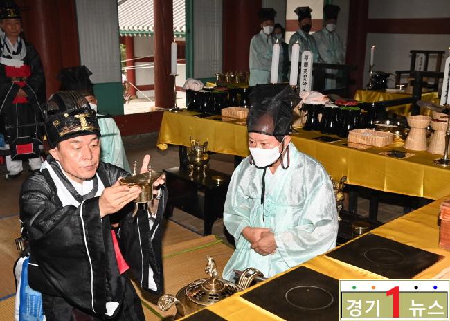 수원, 이재준 수원특례시장, 수원향교 2022년 추기 석전대제 참석 1.jpg